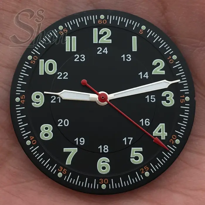 Le cadran de montre de style aviateur classique de 29 mm est serti de chiffres arabes