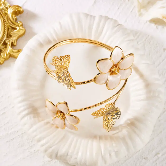 Bracelet manchette romantique en émail blanc avec fleurs et papillons pour femme