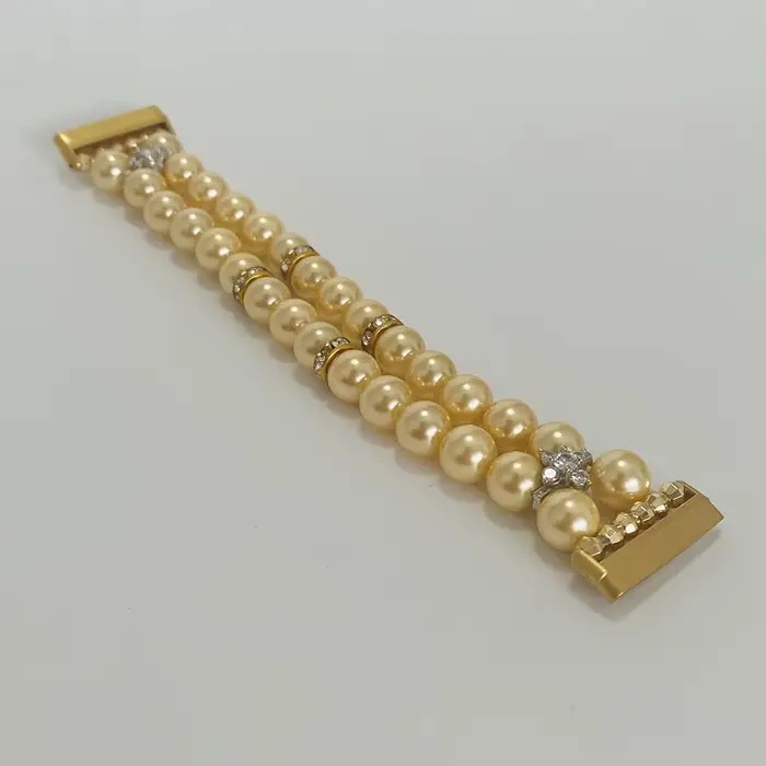 Bracelet en perles de coquille et acier inoxydable habillé pour femme, compatible avec Fitbit Versa 4 et Sense 2, pour occasions spéciales et événements élégants