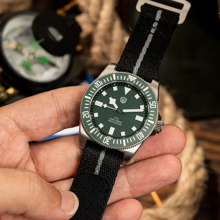 Watchdives EXD 40 Montre de plongée en titane vert rétro VH31 Montres à quartz étanches 200M Verre saphir AR Lunette en céramique 60 clics Luminescence
