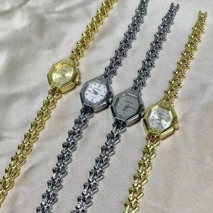 Haute qualité chanceux petit cadran carré rétro dames Montre Bracelets uniques bande