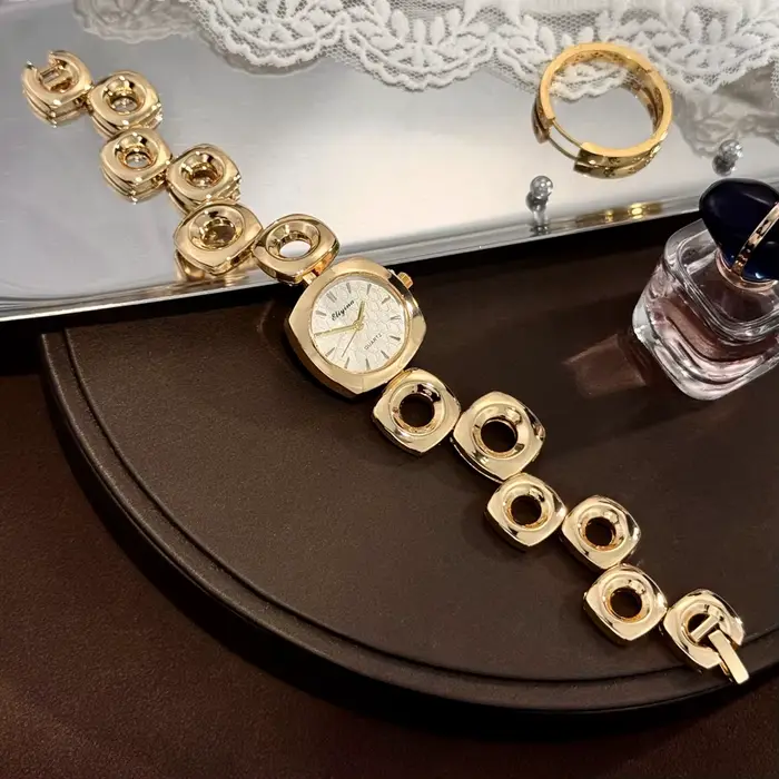 Montres élégantes avec des boîtiers carrés-ronds et des chaînes uniques à maillons irréguliers