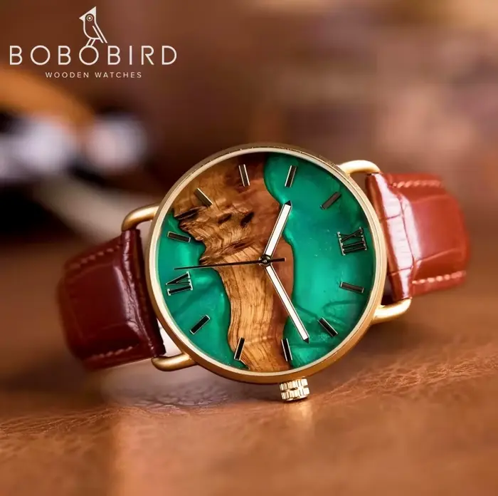 Montre en bois gravée avec bracelet en cuir mouvement japonais