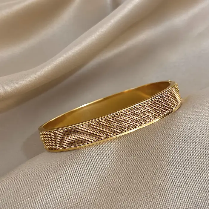 Bracelet large texturé en maille géométrique Unique