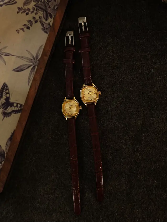 Montre mini dorée à cadran carré style vintage bracelet en cuir marron résistant à l'eau pour femme occasions spéciales