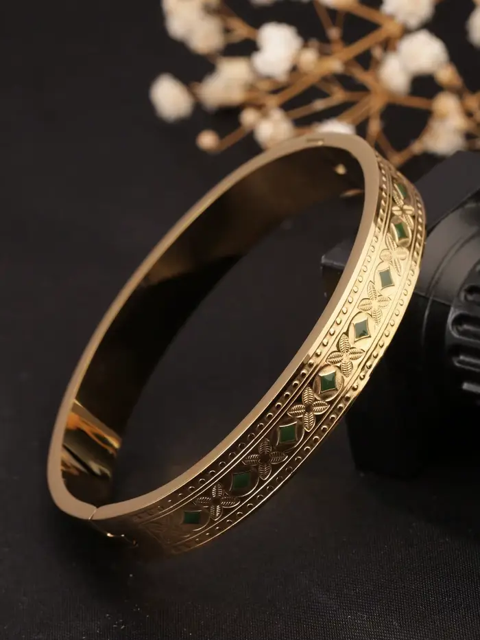 1 bracelet ouvert à clipser en acier inoxydable doré 18 carats, orné de petites fleurs émaillées ver