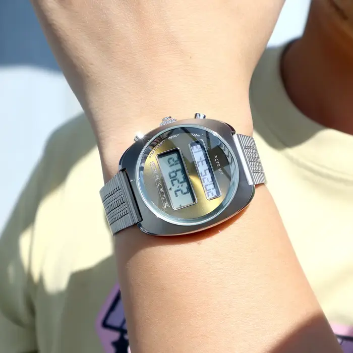 Montre numérique rétro à double affichage pour homme avec date, rétroéclairage, bracelet en acier inoxydable tendance, résistante à l'eau et dotée d'une alarme, idéale pour les occasions quotidiennes et spéciales