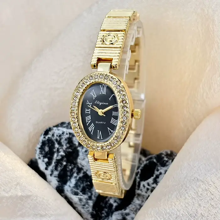 Montre élégante ovale pour femme avec lunette sertie de diamants et bracelet E-Design