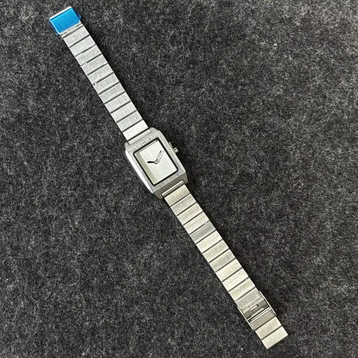 Montre en alliage d'acier inoxydable 2026, vente chaude, pour femme, cadeau de luxe, montre-bracelet
