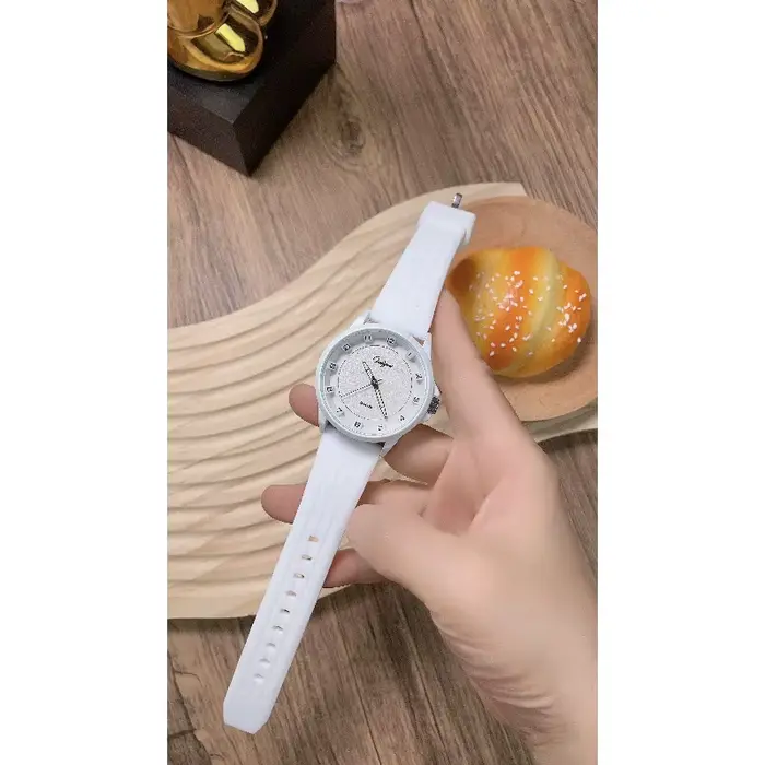 Montre à Quartz pour Femmes avec Bracelet en Silicone Élégante et Polyvalente Occasions Spéciales Étudiante Accessoires Mode Décontracté Résistance à l'Eau