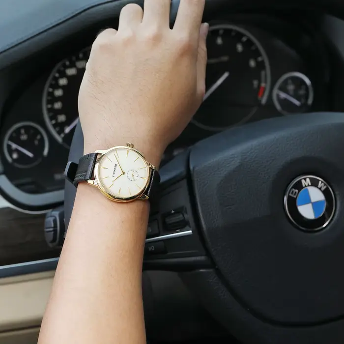 Montre mécanique T-Winner élégante pour homme résistante à l'eau avec ventilation manuelle et design luxueux pour diverses occasions