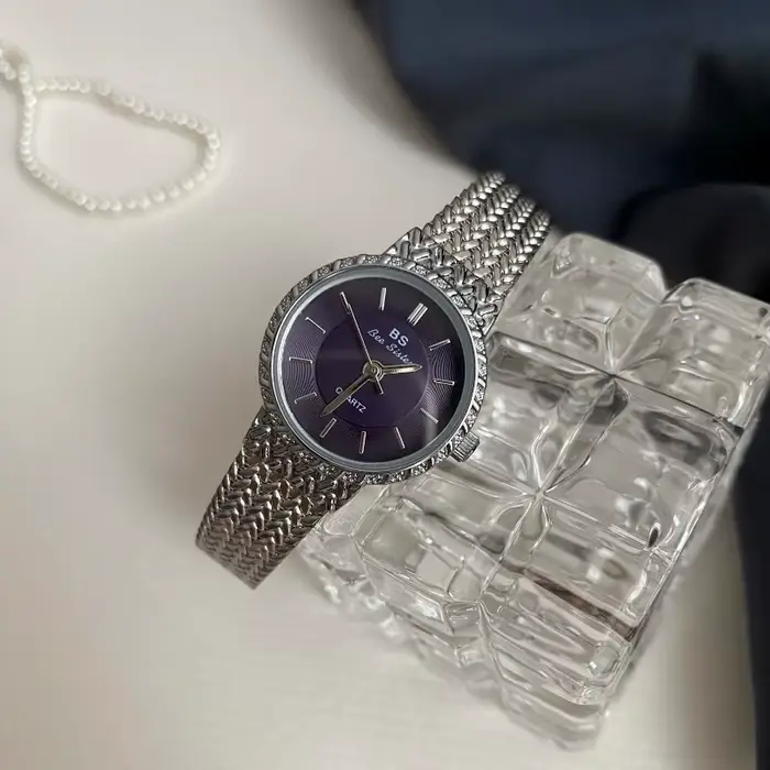 Montre dorée élégante pour femme résistante à l'eau et adaptée à toutes les occasions de style fashion et casual
