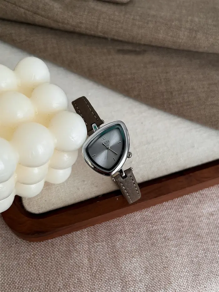 2025 nouvelle montre pour femme élégante minimaliste avec petit cadran asymétrique conception montre-bracelet à Quartz