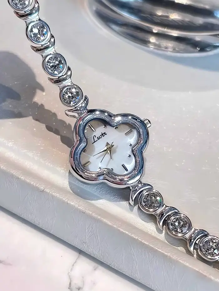 1 nouvelle montre élégante pour femme avec boîtier en forme de trèfle à quatre feuilles