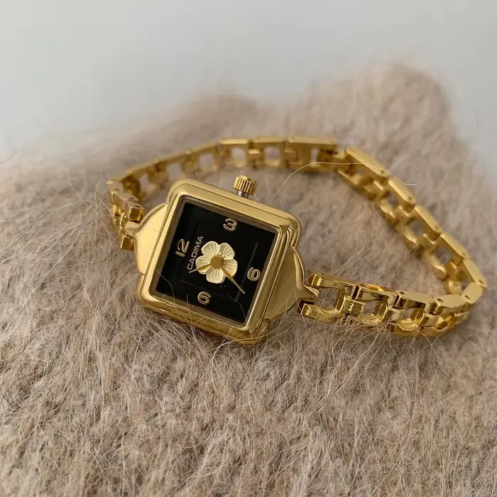 Nouvelle montre pour femme vintage noir or camélia chaîne lumière luxe à la mode carré haut de gamme