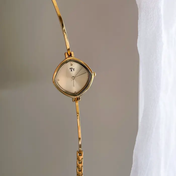 Montre bleu glace pour femmes avec cadran en diamant, style mode et décontracté, cadeau pour femmes, nouvelles collections 2026 quartz occasions spéciales