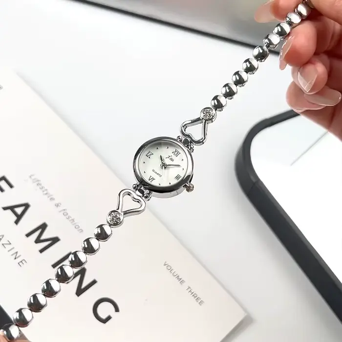 Montre pour femme compacte et raffinée
