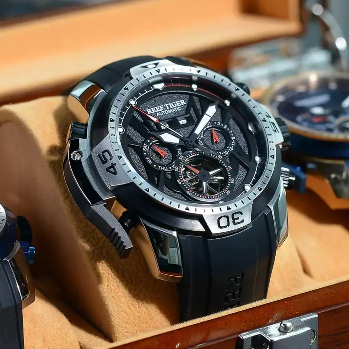 Reef Tiger-Montre de sport à cadran en acier avec calendrier perpétuel