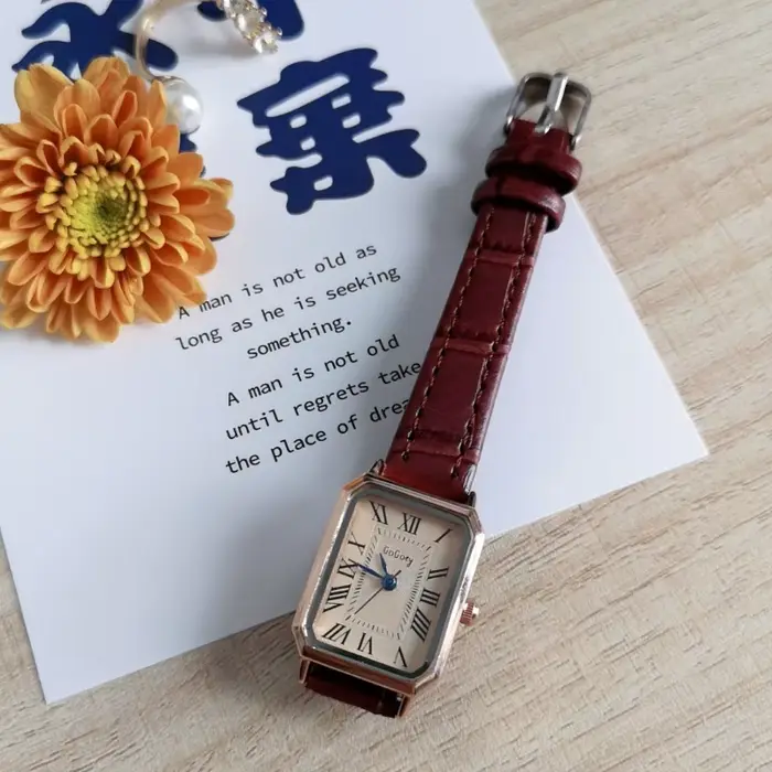 Montre rétro carrée en alliage avec bracelet en cuir pour femmes, style vintage, mouvement quartz, idéale pour les occasions spéciales et le quotidien