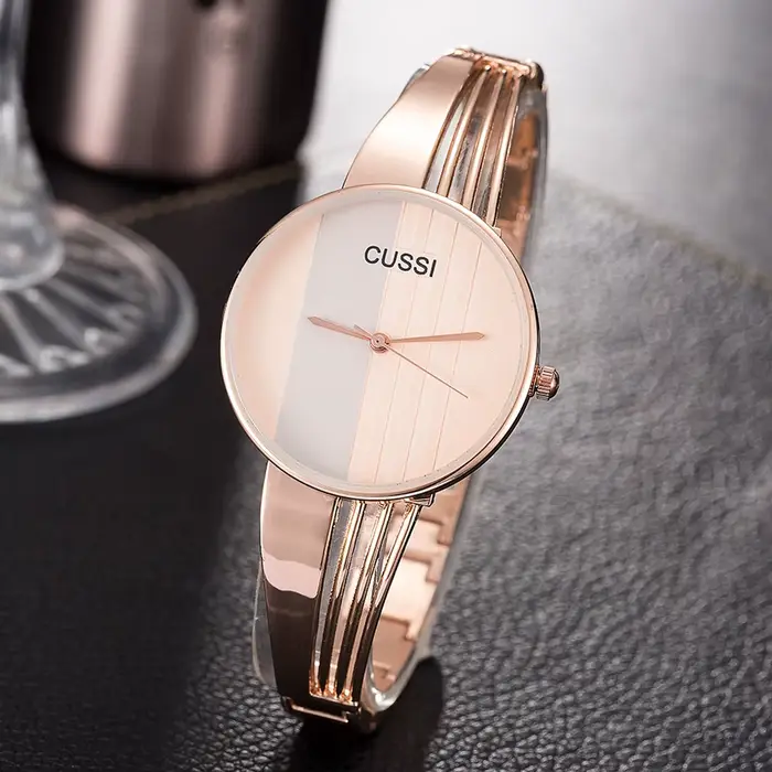 Montre en or rose pour femmes élégante et sophistiquée or rose et bleu pour occasions spéciales et quotidienne