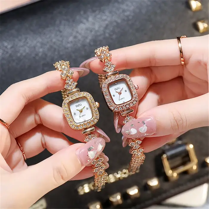 Montre de luxe en acier inoxydable pour femmes style mode et décontracté carré analogique avec boucle pour diverses occasions et cadeaux spéciaux