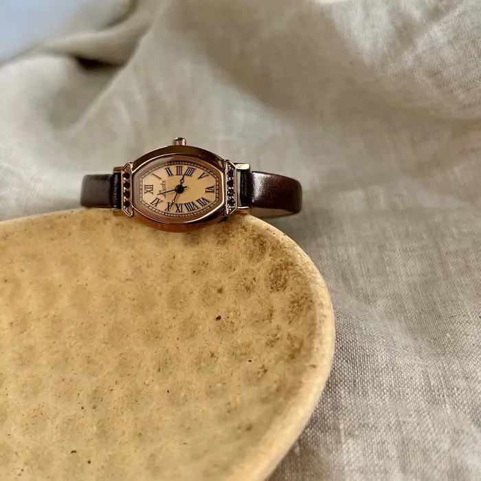 Montre vintage décontractée et élégante pour femmes avec bracelet en cuir marron café et cadran en forme de baril orné de strass pour diverses occasions