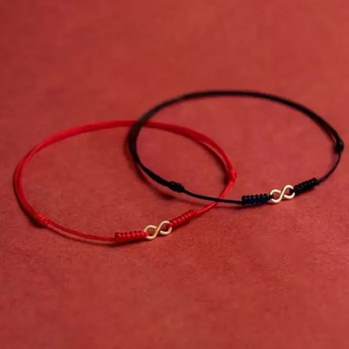 Bracelet en corde rouge tressé à la main