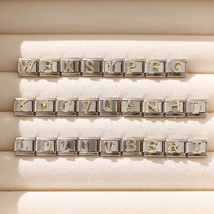 Bracelet italien à 26 lettres anglaises breloque en acier inoxydable couleur or incrusté de zircone élégant à offrir pour femmes occasions spéciales