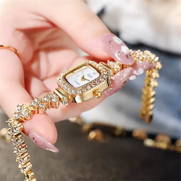 Montre de luxe en acier inoxydable pour femmes style mode et décontracté carré analogique avec boucle pour diverses occasions et cadeaux spéciaux