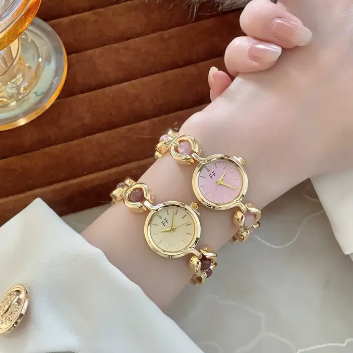 Montre ronde élégante pour femmes avec pierres translucides scintillantes Nouvelles montres à quartz de luxe haut de gamme Bracelet en or Montres-bracelets