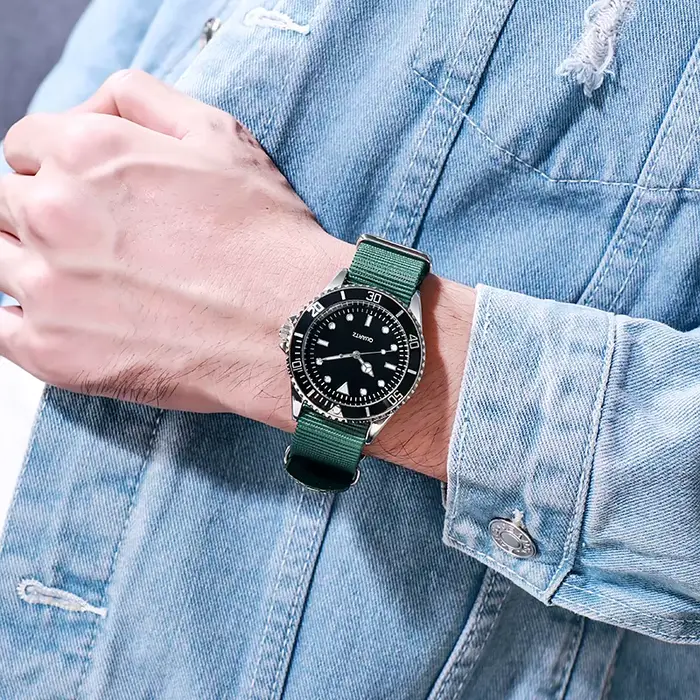 Montre de Style plongeur
