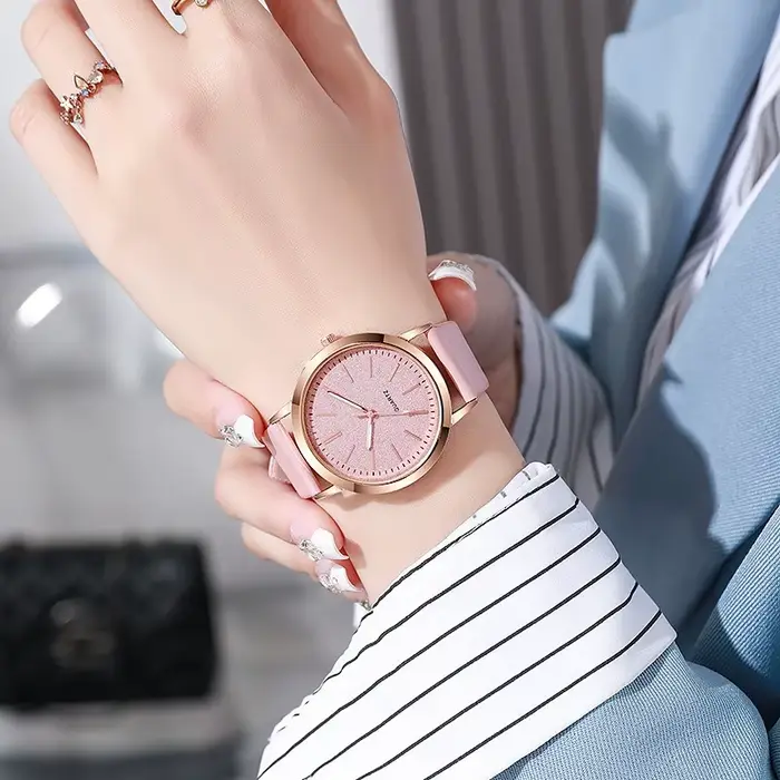 New Simple Women Watches Luxury Design Leather Watch Ladies Quartz Wristwatch Womens Small Round Dial Clock