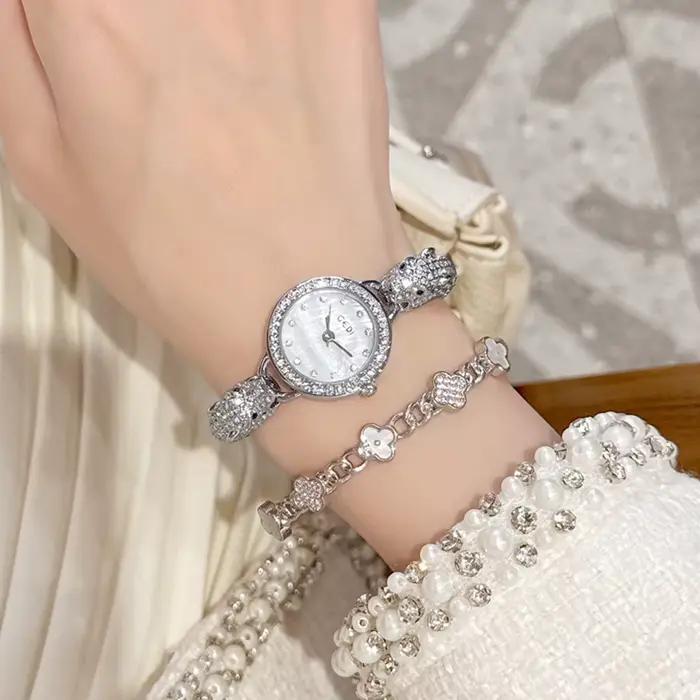Montre de luxe pour femme avec bracelet argenté tête de léopard, mouvement à quartz, résistante à l'eau, idéale pour mariage et fêtes