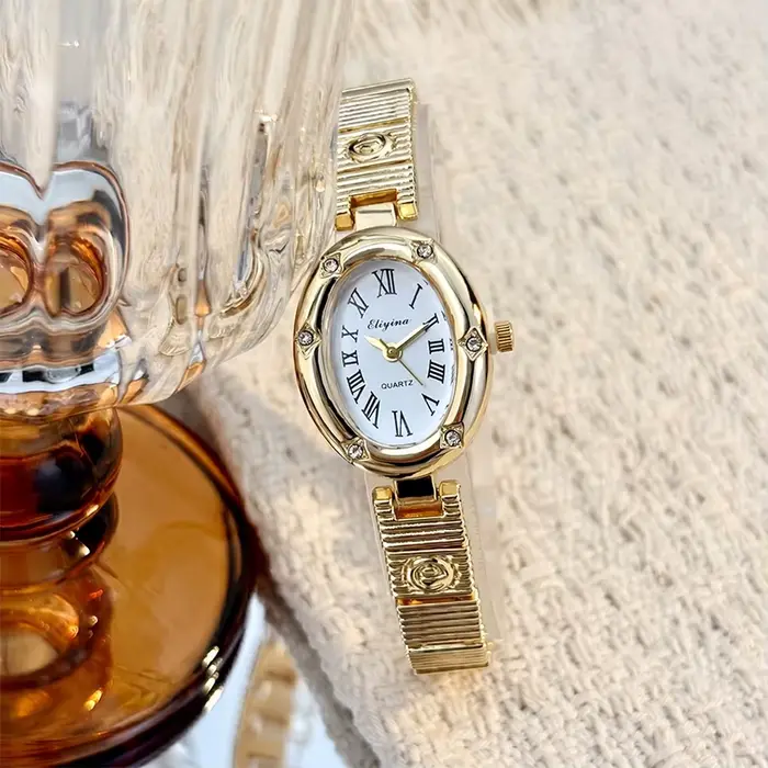 Montre dorée élégante pour femme avec cadran ovale