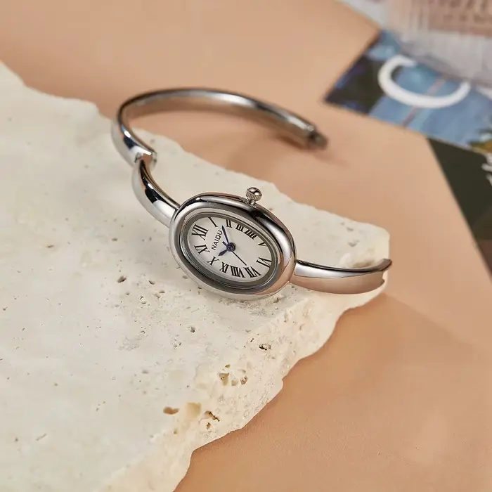 Montre ovale élégante pour femmes avec cadran en chiffres romains et bracelet en alliage à Quartz pour occasions spéciales