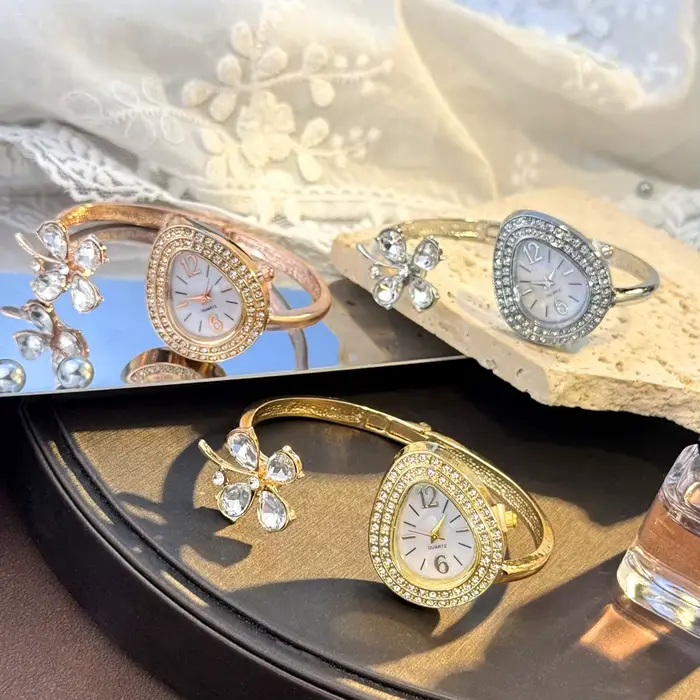Montre à Quartz pour Femmes Luxe Trèfle à Quatre Feuilles Élégante Haute Esthétique Bracelet en Alliage Occasions Spéciales