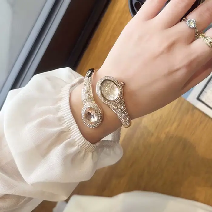 Montre bracelet en forme de serpent