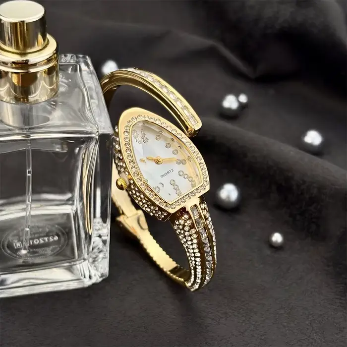 Montre-bracelet de luxe pour femme avec cadran serpentine et diamants sur le côté