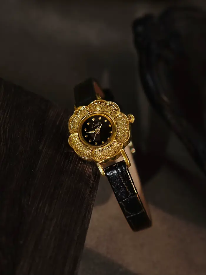 Nouvelle montre pour femme classique et élégante en or, style rétro, petit cadran Camélia, design si
