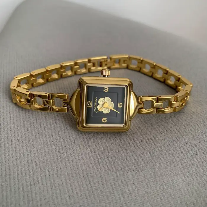 Nouvelle montre pour femme vintage noir or camélia chaîne lumière luxe à la mode carré haut de gamme