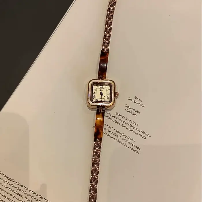 Montre de luxe vintage pour femmes avec chiffres romains et cadran carré quartz bracelet acier occasion spéciale à offrir