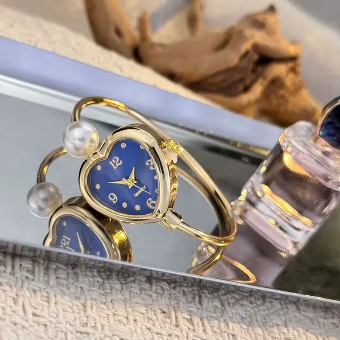 Montre élégante à cadran en forme de cœur avec perles