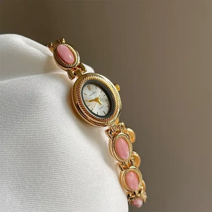 Montre ovale luxe quartz avec pierres précieuses colorées pour femmes occasions spéciales élégantes et sophistiquées