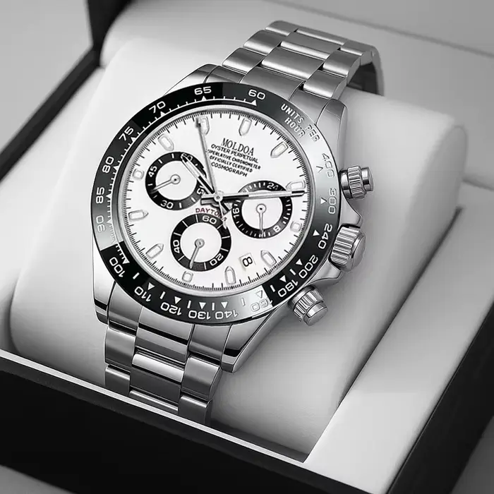 Une montre à quartz multifonctionnelle tendance en acier inoxydable argenté pour hommes avec affichage de points et de lignes.
