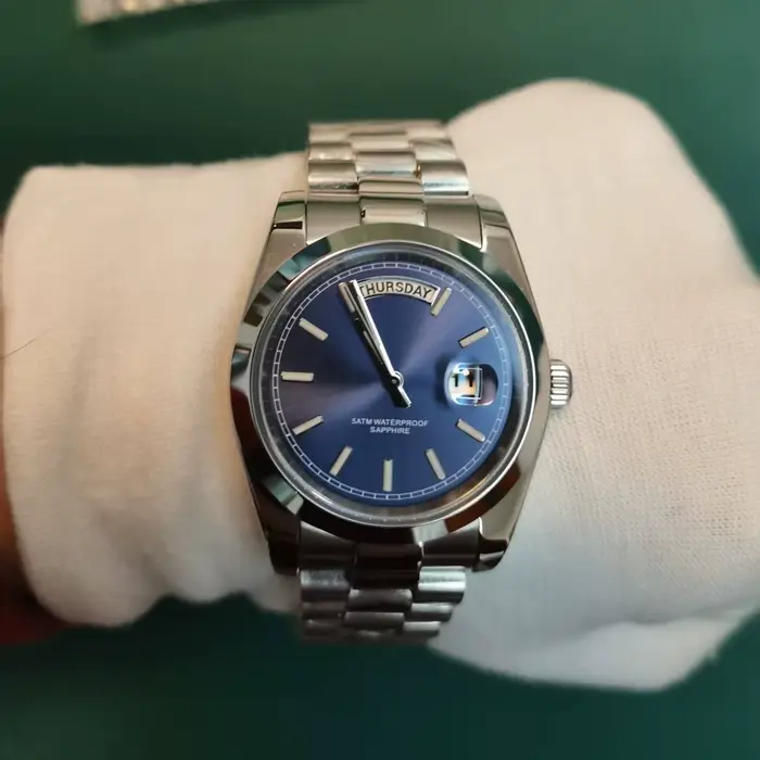 Montre homme Quartz saphir acier inoxydable résistante à l'eau pour occasions spéciales et activités quotidiennes