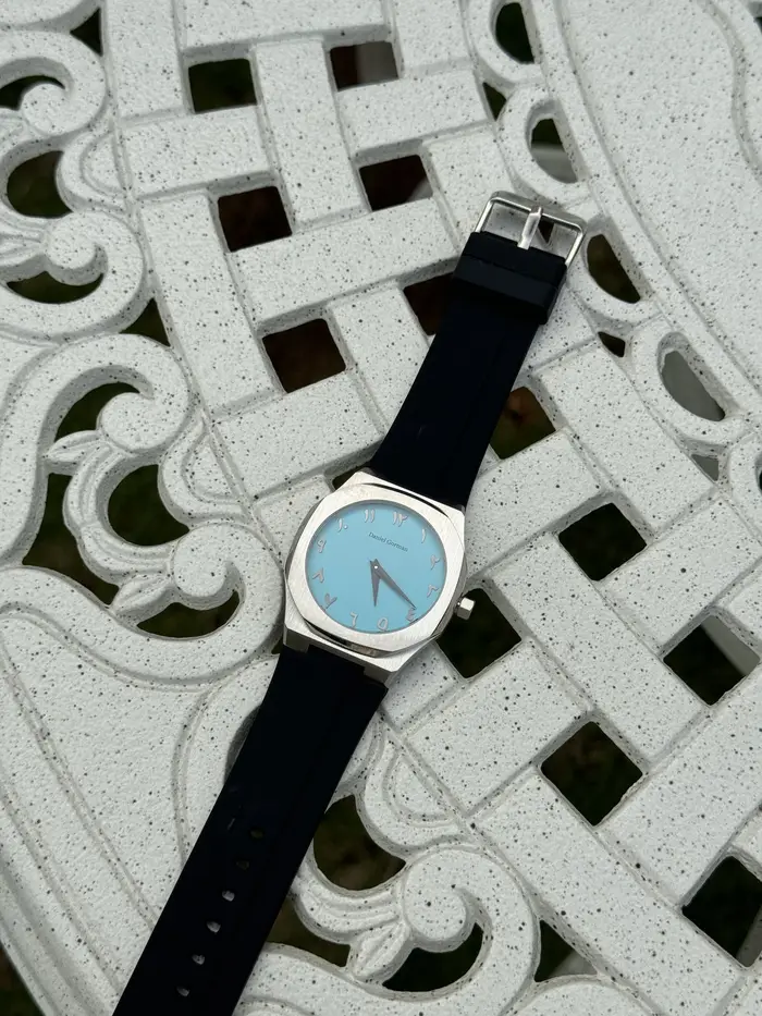 Nouvelle montre à quartz ultra-mince de luxe homme édition limitée avec boîtier en acier inoxydable et bracelet en silicone pour diverses occasions
