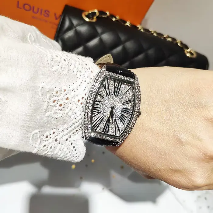 Montre-bracelet de luxe MBT021 en diamant pour femme style moderne occasionnels spéciaux quartz tonneau mode