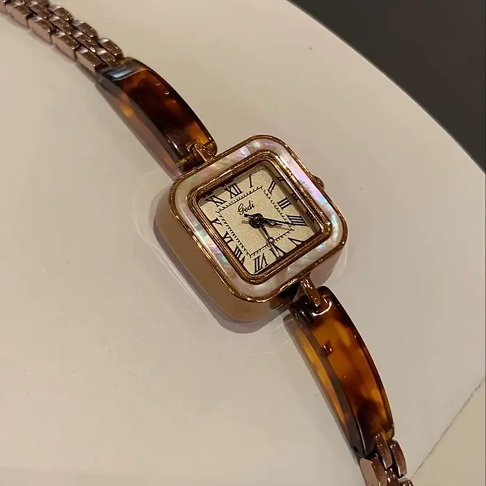 Montre de luxe vintage pour femmes avec chiffres romains et cadran carré quartz bracelet acier occasion spéciale à offrir