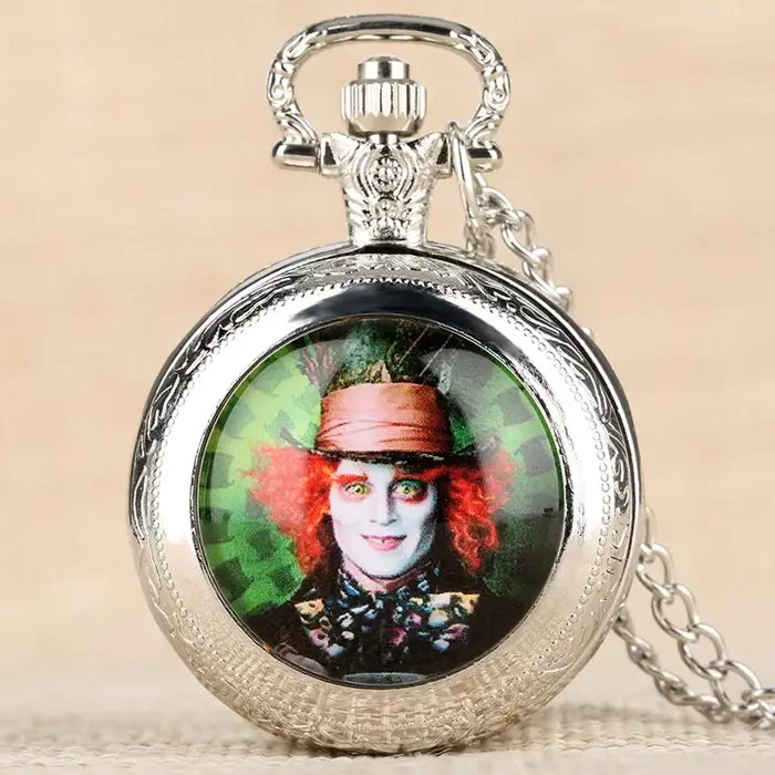 Montre de Poche à Quartz Antique avec Motif Chapelier Fou, Boîtier en Acier Inoxydable, Cadran Blanc, Chaîne Incluse, Idéal pour Occasions Spéciales, Cadeau Unique pour Homme et Femme