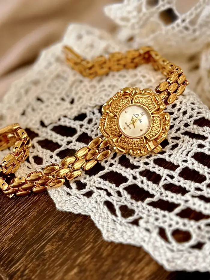 1 pièce de nouvelle montre à quartz pour femme à petit cadran en or camélia rétro français